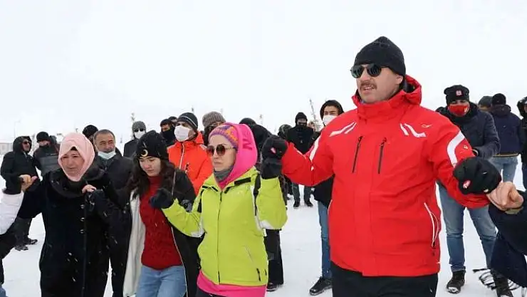 'Vali Ayhan öğrencilerle birlikte halay çekti'