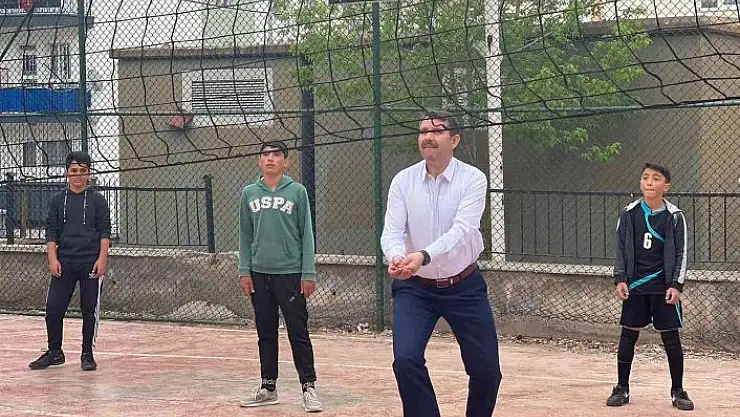 'Vali Ayhan öğrencilerle voleybol oynadı'
