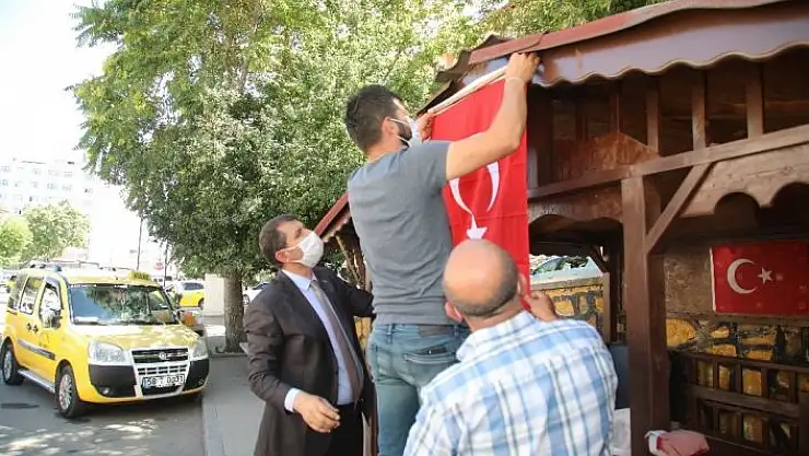 'Vali Ayhan, solan bayrağı elleri ile değişti'