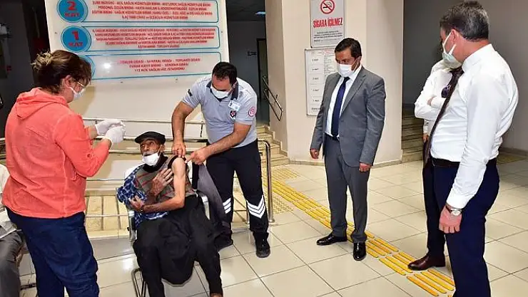 'Vali Baruş, yaşlı şahsın 2´nci doz aşısını yaptırdı'