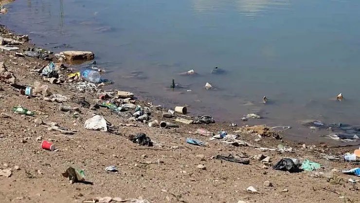 'Vali çöp topladı, göleti kirletene yasal işlem talimatı verdi'