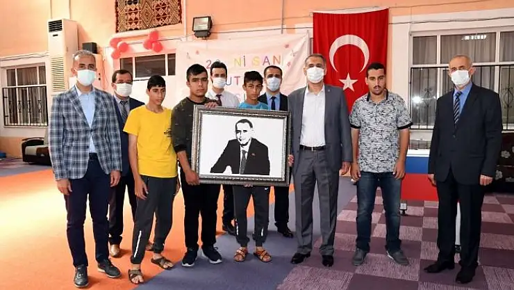 'Vali Çuhadar, aile ve sosyal hizmetler il müdürlüğüne bağlı kuruluşları gezdi'