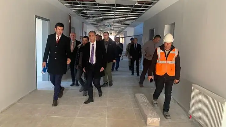 'Vali Çuhadar, okul inşaatını inceledi'