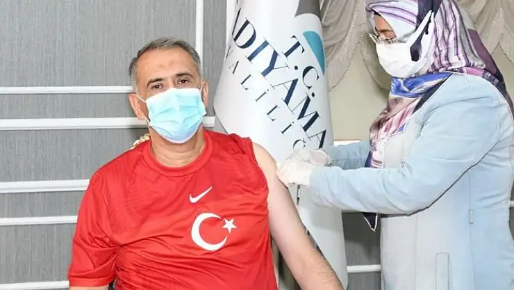 'Vali Mahmut Çuhadar, 3. doz aşısını yaptırdı'