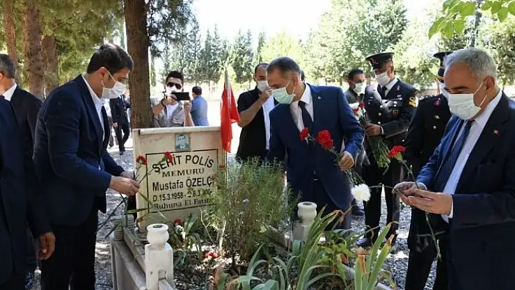 'Vali Mahmut Çuhadar ve il protokolünden şehitliğe bayram ziyareti'