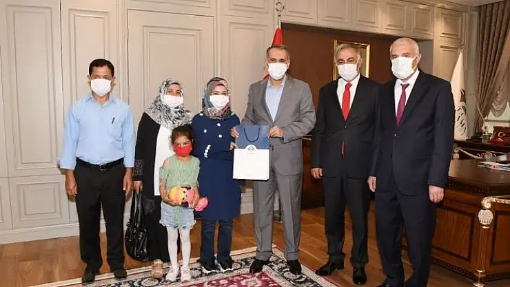 'Vali Mahmut Çuhadar, YKS il birincisi Hatice Ünlü´yü ödüllendirdi'