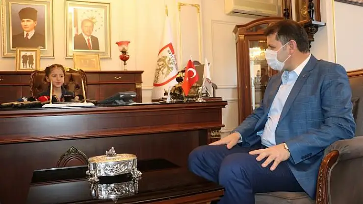 'Vali´nin koltuğuna oturan çocuklardan anlamlı talimat'