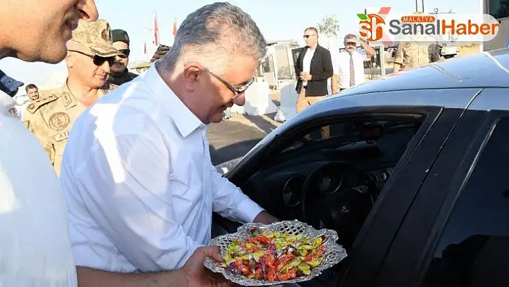 Vali Pekmez uygulama noktasında trafik denetimine katıldı