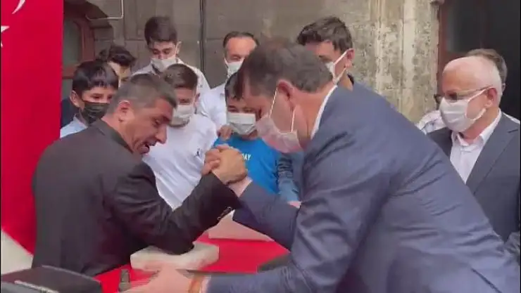 'Vali, şehrin fenomeni ile bilek güreşi tuttu'