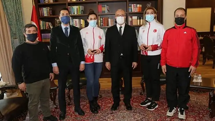 'Vali Toraman başarılı boksörlerle bir araya geldi'