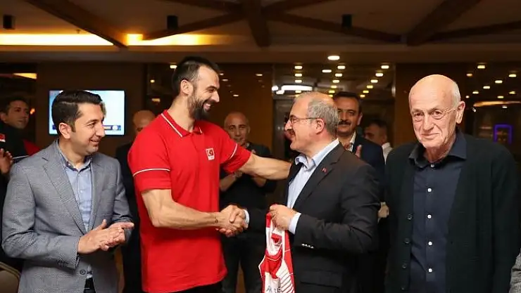 'Vali Toraman ve Rektör Göktaş milli takım ile bir araya geldi'