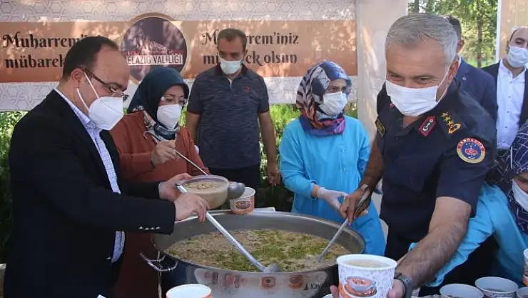 'Vali Yırık, konteyner kentte kalan vatandaşlara aşure ikramında bulundu'