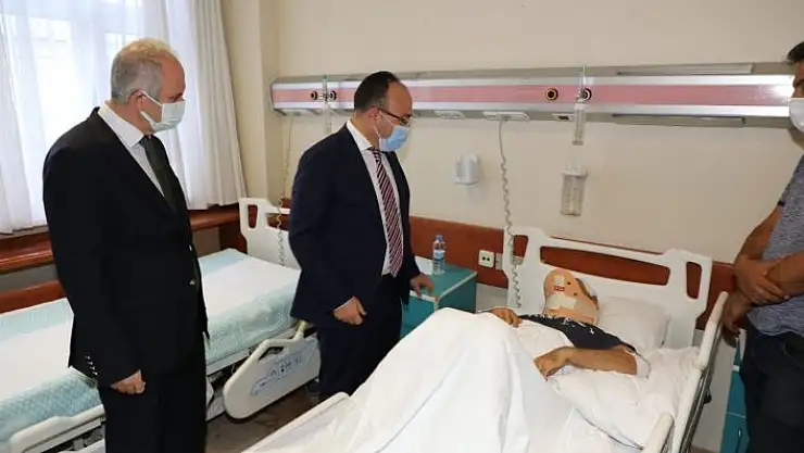 'Vali Yırık, trafik kazasında yaralanan Dr. Öğr. Üyesi Dikici ile bir araya geldi'
