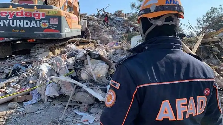 'Van AFAD ekipleri enkaz altında sıkışan kediyi kurtardı'