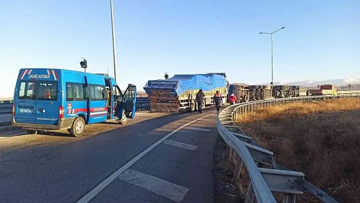 'Virajı alamayan tır yola devrildi'