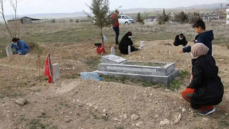 'Virüsten aynı aileden 5 kişi 20 gün içinde vefat etti, çocukları herkesi uyardı'