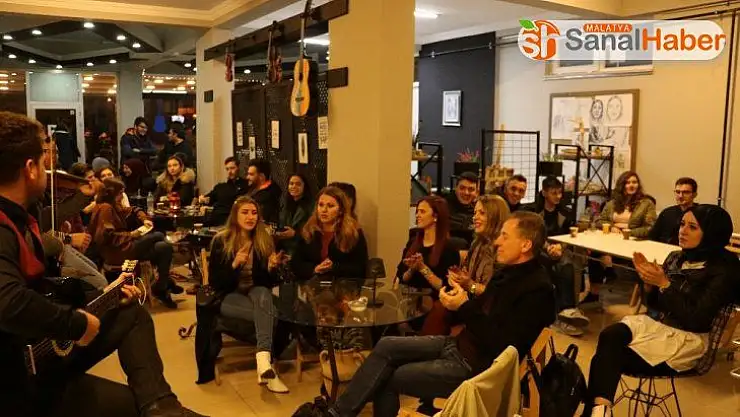 Yabancı öğrenciler Türk şarkılarıyla coştu