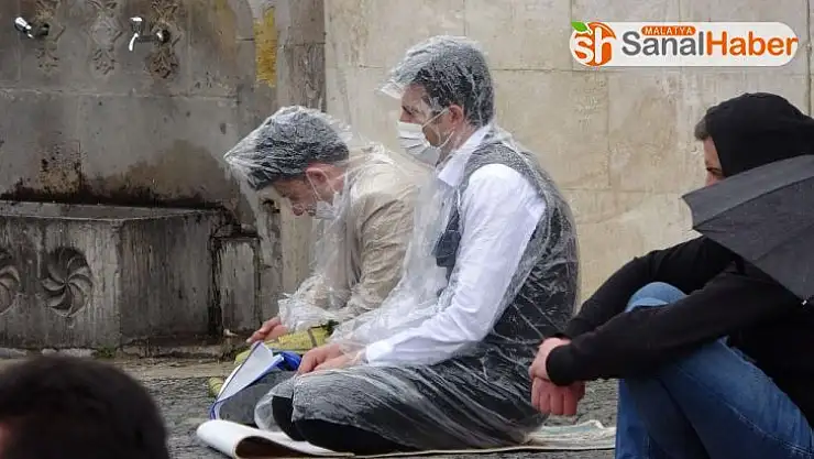 Yağmur altında cuma namazı