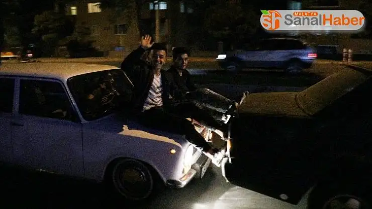Yakıtı biten otomobili ayakla ittirerek götüren sürücülere 225'er lira ceza