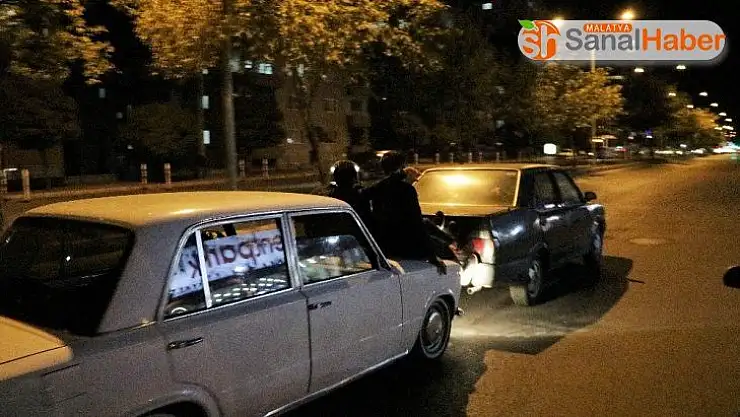 Yakıtı biten otomobili böyle götürdüler