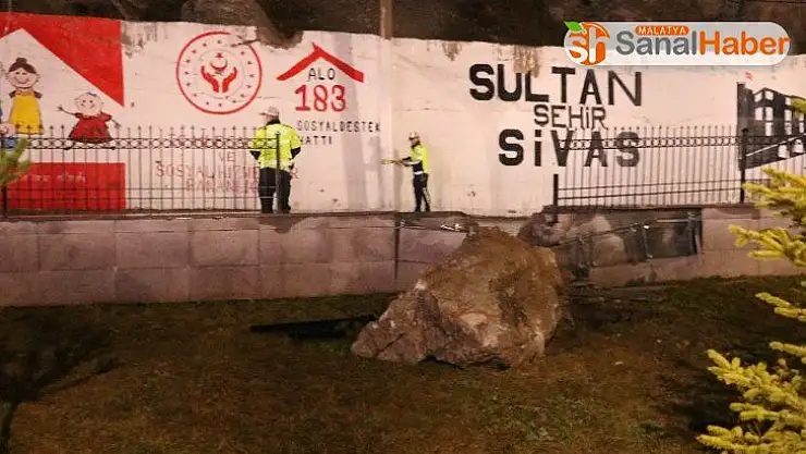 Yamaçtan kopan kaya parçası il müdürlüğünün bahçesine düştü