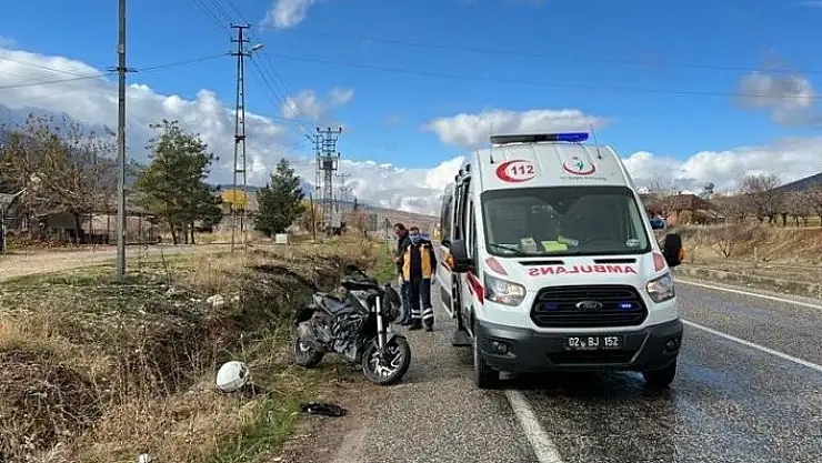 'Yan yatan motosiklet sürücüsü yaralandı'