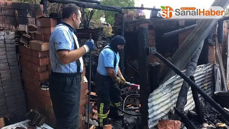 Yanan dandır evi kullanılmaz hale geldi