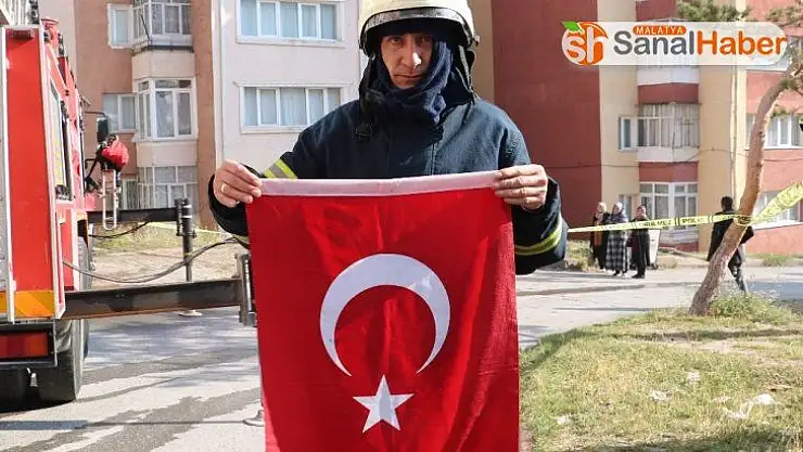 Yangında aklına ilk gelen Türk bayrağı oldu