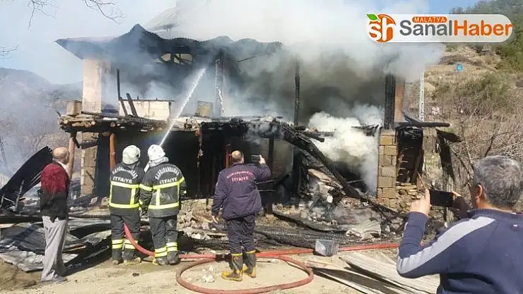 Yangında mahsur kalan anne ve kızı kurtarıldı