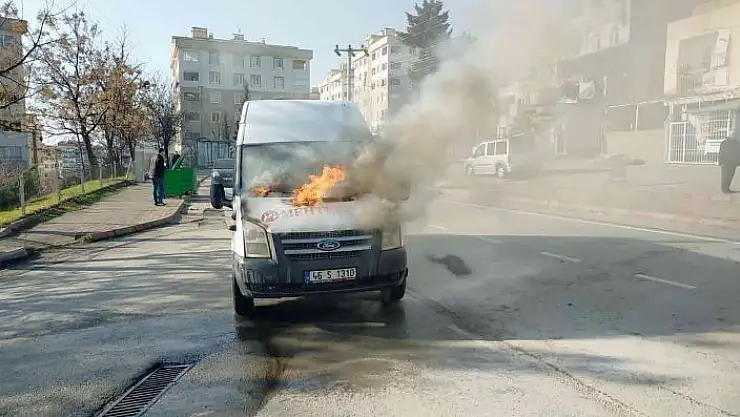 'Yanmaya başlayan işçi servis minibüsü zamanında müdahale ile söndürüldü'
