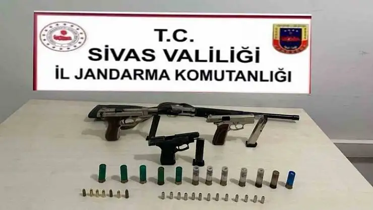 'Yapılan aramada evinde 3 tabanca bir tüfek ele geçirildi'
