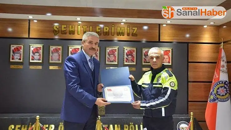 Yaralı kızı üşümekten koruyan polis, ayın polisi seçildi