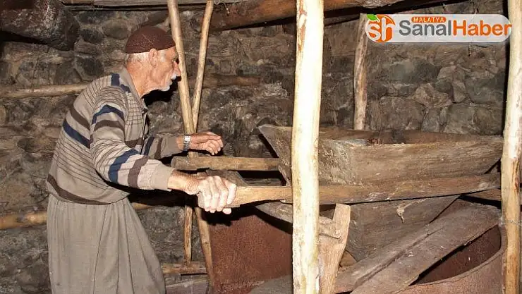 Yarım asırdır çalışan su değirmeni, bu yıl durdu