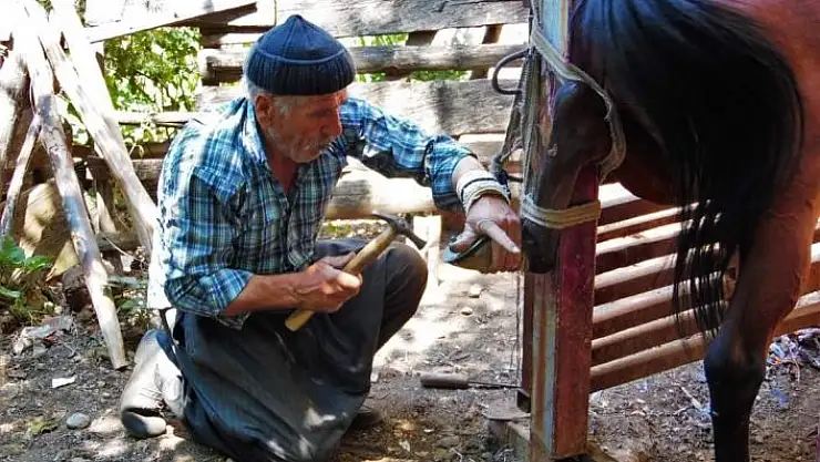 'Yarım asırlık nalbant, son çivileri çakıyor'