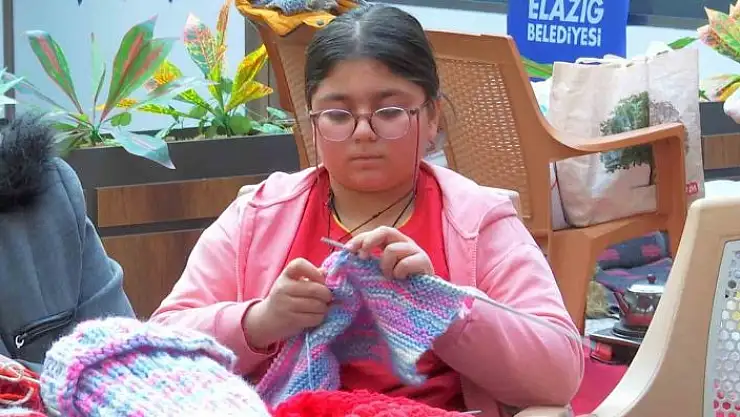 'Yaşı küçük ama gönlü büyük, kendisi gibi depremzede çocuklar için bere ve atkı örüyor'