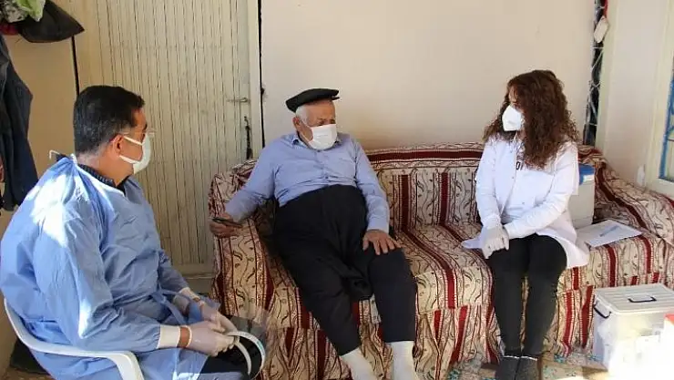 'Yaşlı adamdan aşı için gelen genç doktora: ''Düğününe geleceğim'''