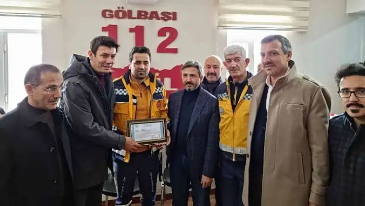 'Yaşlı kadını sırtında taşıyan sağlık görevlisine başarı belgesi verildi'