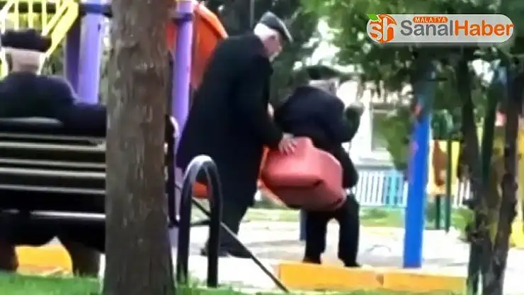 Yaşlıların, çocuk oyun alanında salıncak keyfi
