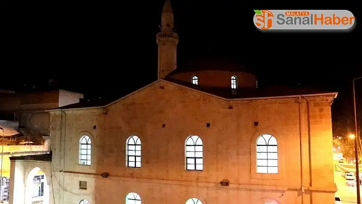Yatsı ezanı sonrasında Adıyaman'daki camilerden dualar yükseldi