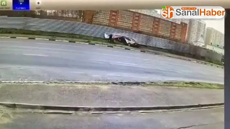 Yayalar ıslak yolda kayan aracın altında kalmaktan son anda kurtuldu