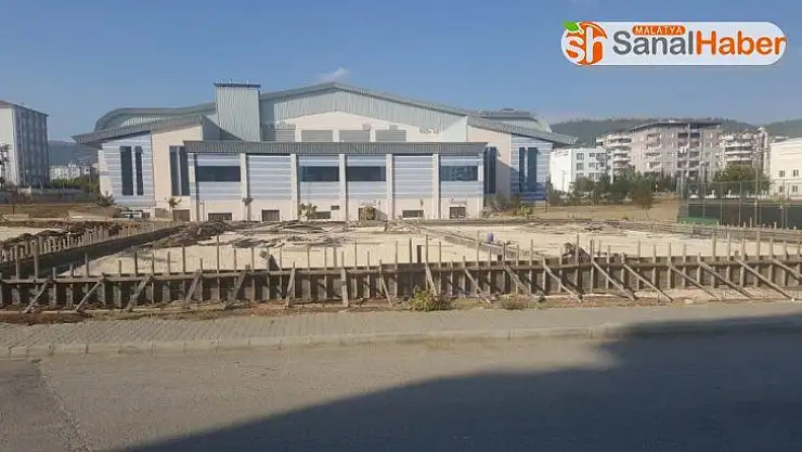 Yeni Mahalle'de tenis kortu çalışması yapılıyor
