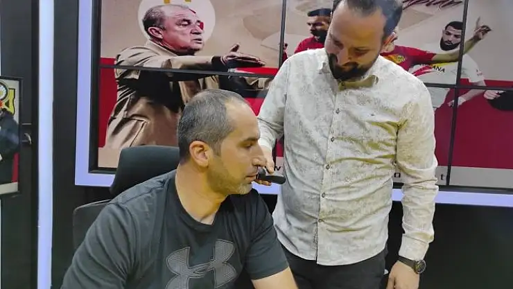 '`Yeni Malatyaspor Lig´de kalsın bıyığımı keserim´ diyen yorumcu canlı yayında bıyığını kesti'