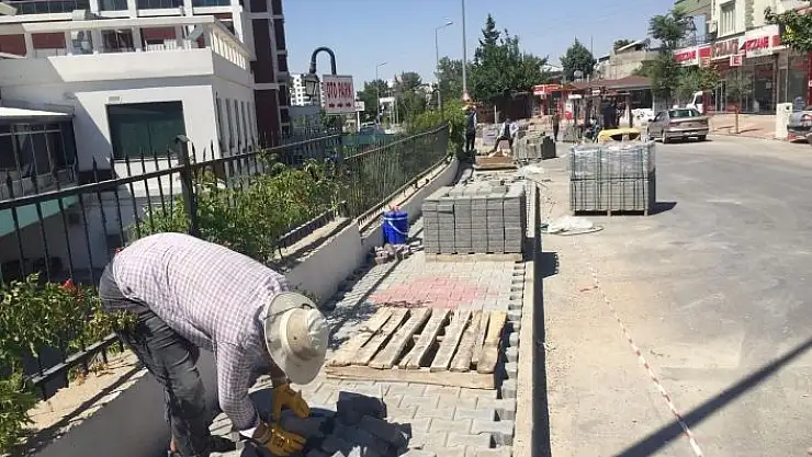 'Yeni Sanayi mahallesinde kaldırım yenileme çalışması'