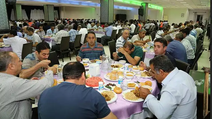 BAŞKAN GÜRKAN, BELEDİYE PERSONELİNE İFTAR YEMEĞİ VERDİ