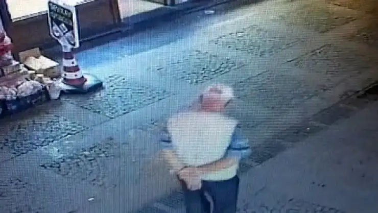 'Yere atılan maskeyi alıp yüzüne taktı'