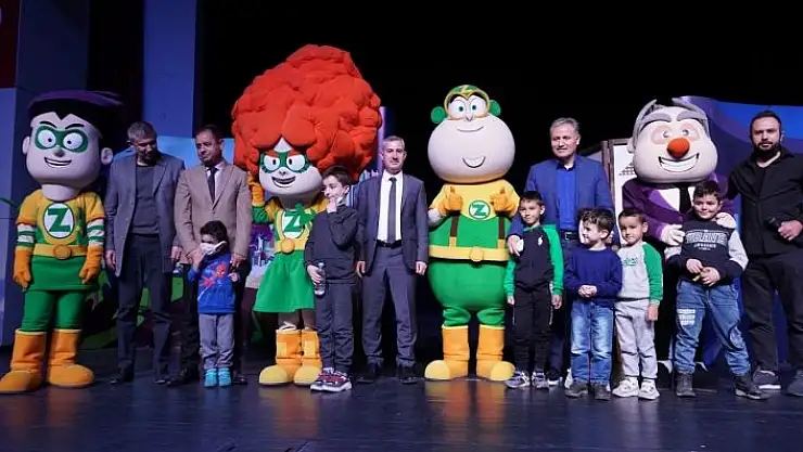 'Yeşilyurt´ta `Z takımı´ müzikal tiyatro gösterisi yoğun ilgi gördü'
