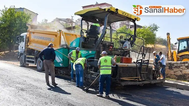 Yetkililer, asfalt çalışmalarını yerinde inceledi.