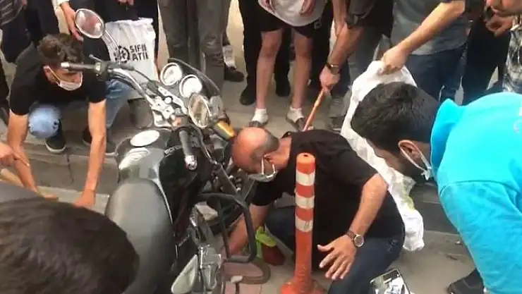 'Yılan motosikletle şehre geldi'