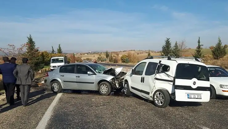 'Yol kenarında lastiği değiştirilen araca çarptı: 1 yaralı'
