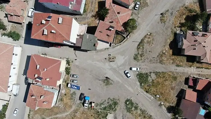 'Yol ortasında kalan mezar görenleri şaşırtıyor'